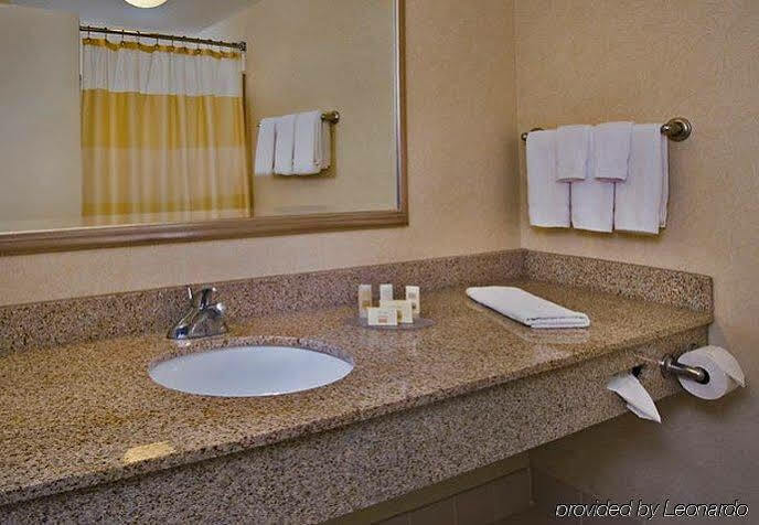 Courtyard Long Island Macarthur Airport Hotel 3*