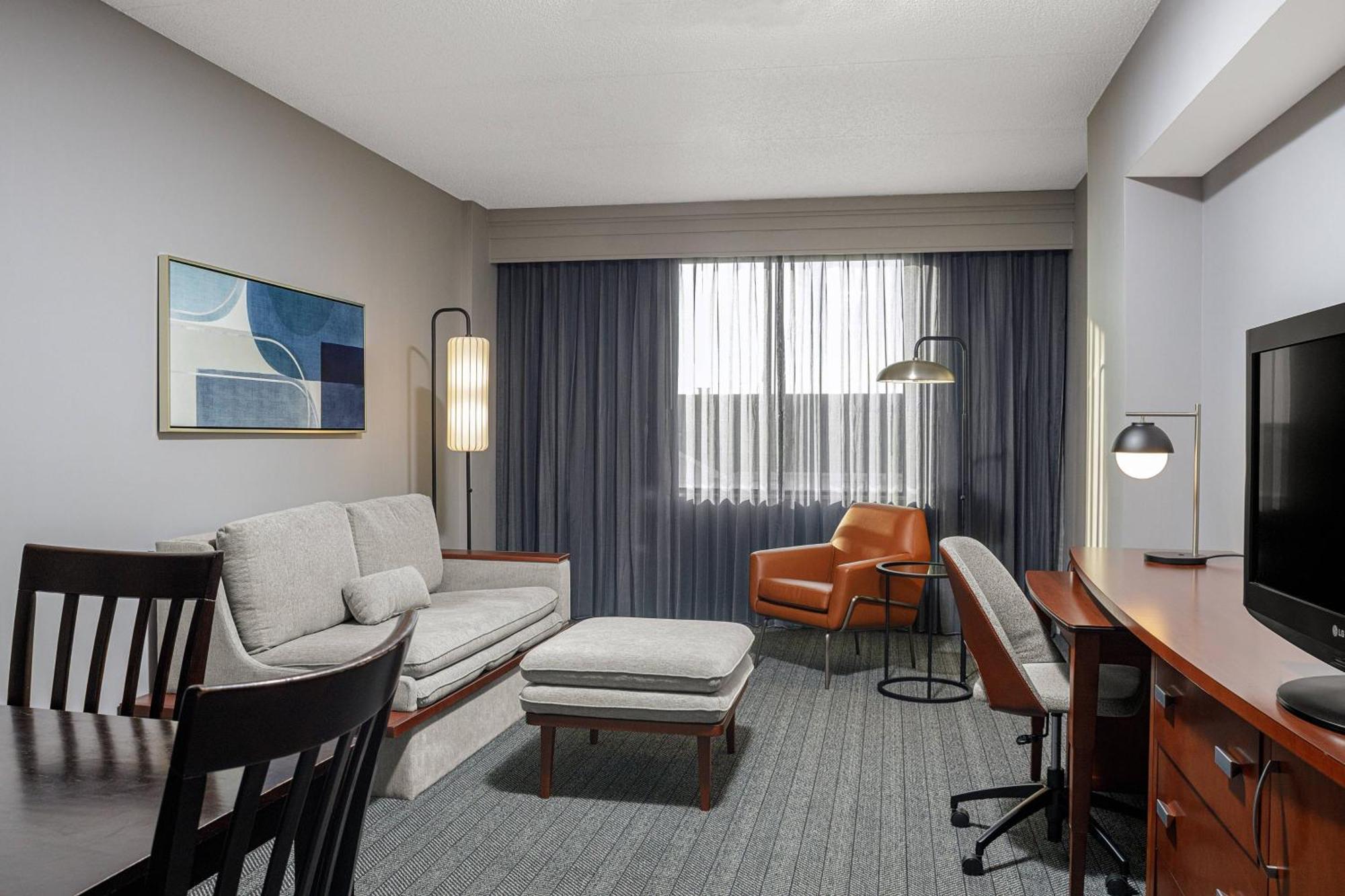 Hotel Courtyard Long Island Macarthur Airport 3*