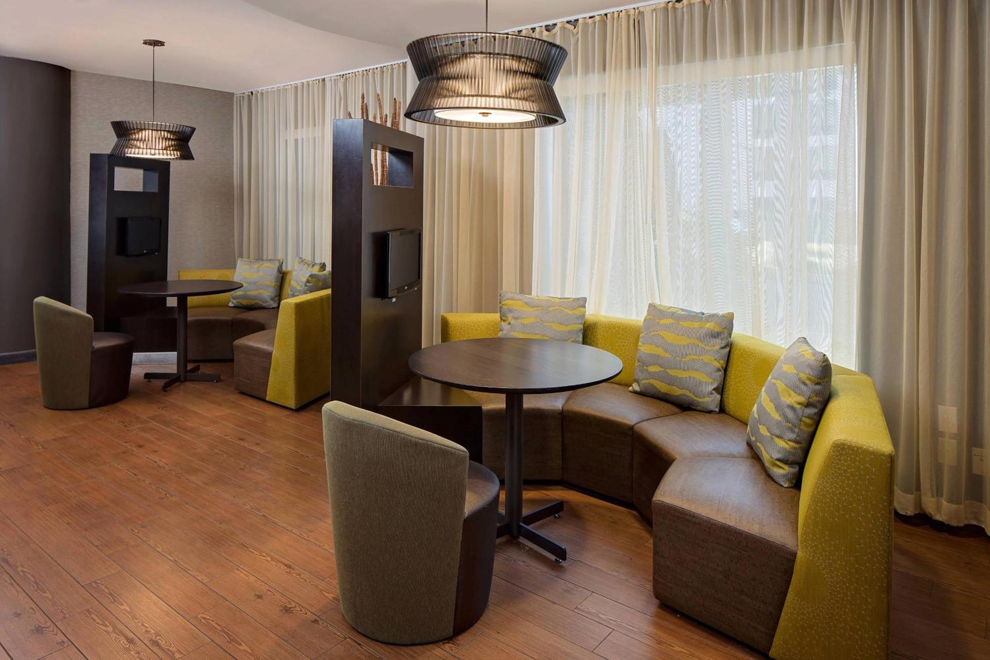 Courtyard Long Island Macarthur Airport 3*
