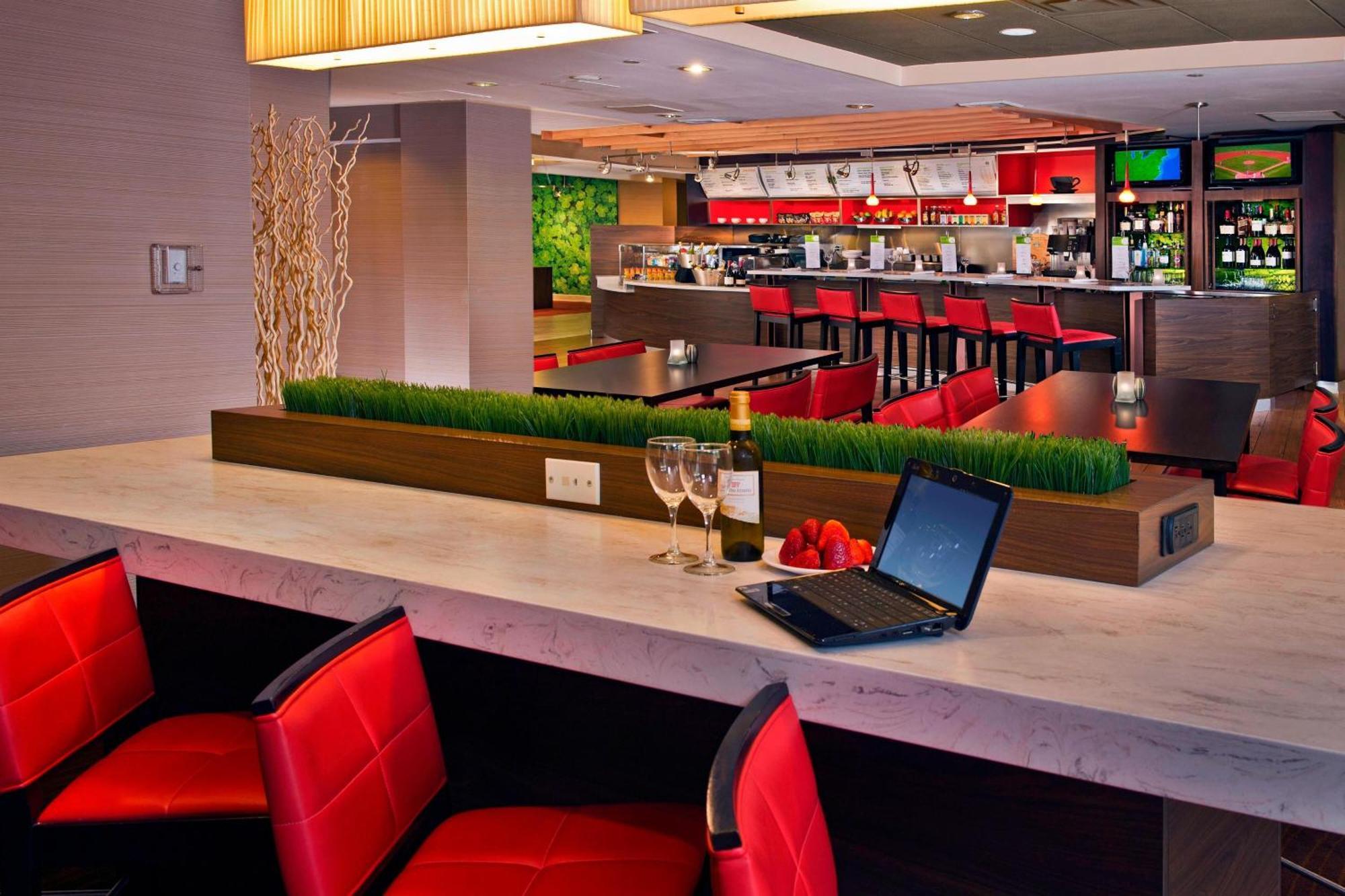 Courtyard Long Island Macarthur Airport 3*