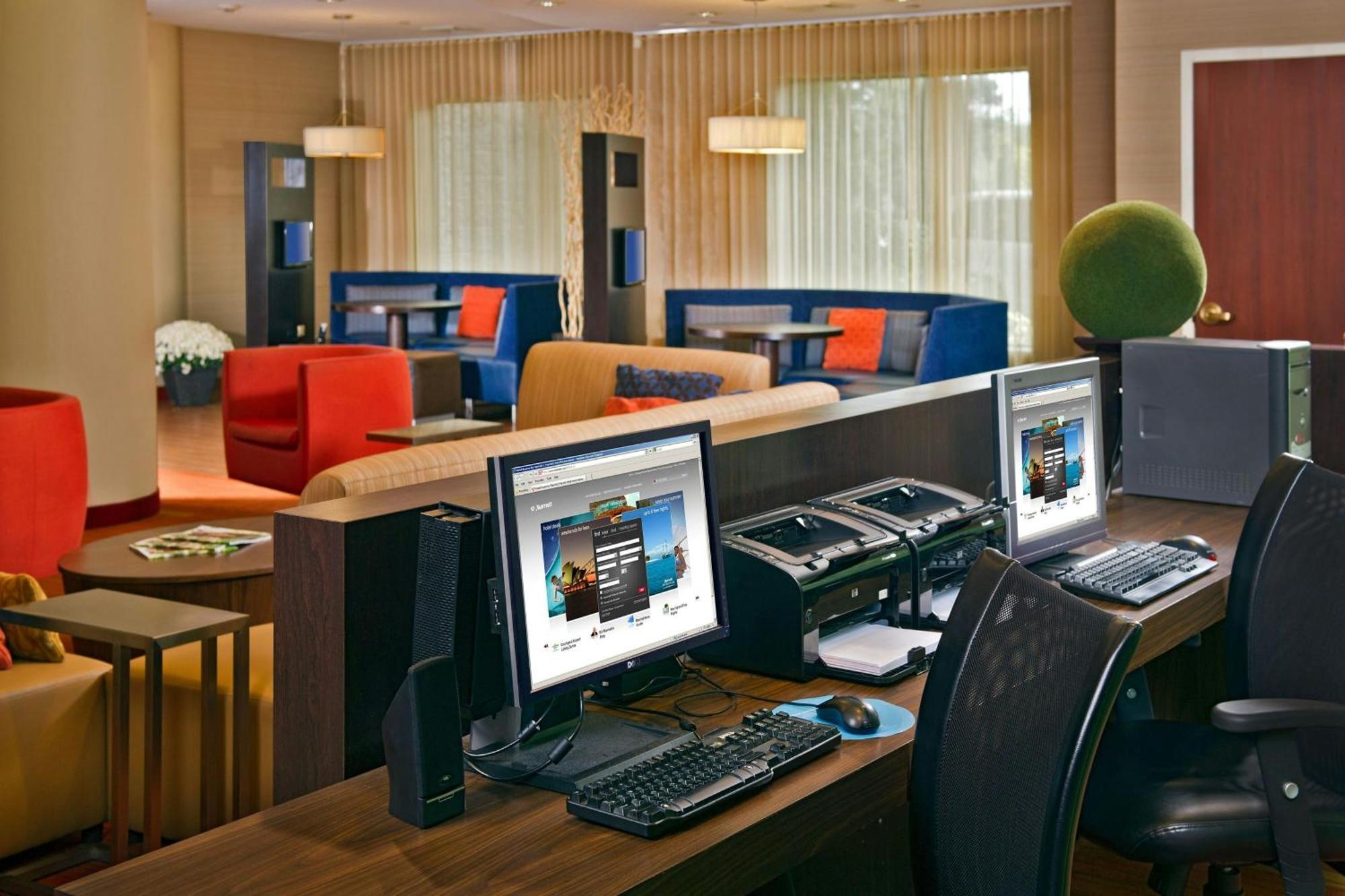 Hotel Courtyard Long Island Macarthur Airport 3*