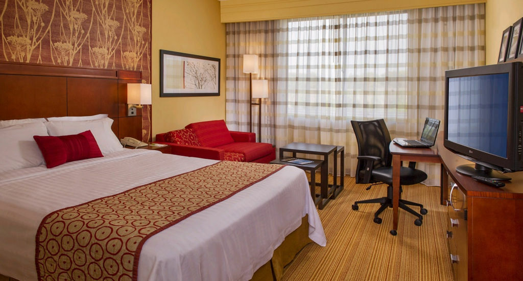 Courtyard Long Island Macarthur Airport 3*